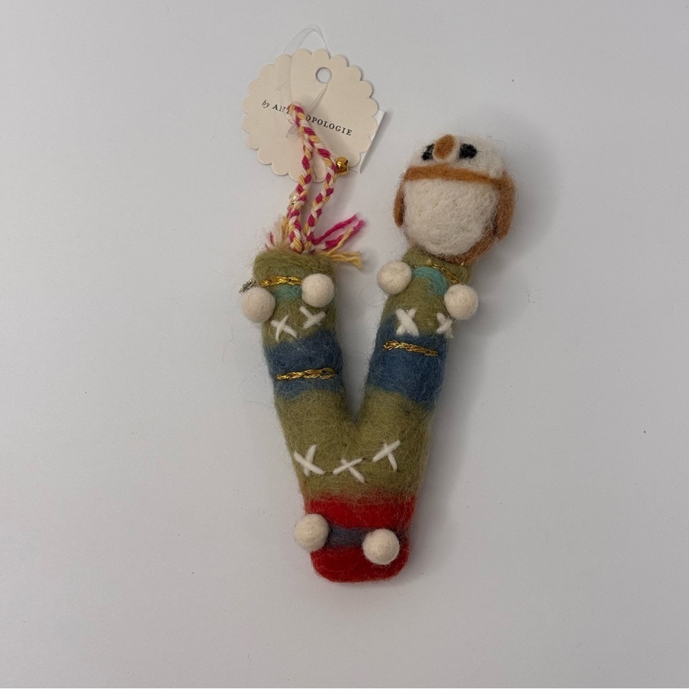 BNWT: 2025 Anthropologie Forest Friends Wool Felt Monogram Ornament Letter V - Picture 2 of 6